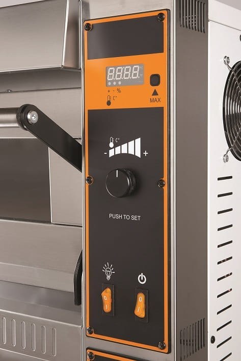 Wnętrze pieca do pizzy TOP D 9 XL z widoczną płytą szamotową